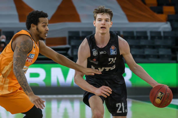 他多次为曼 他多次为曼